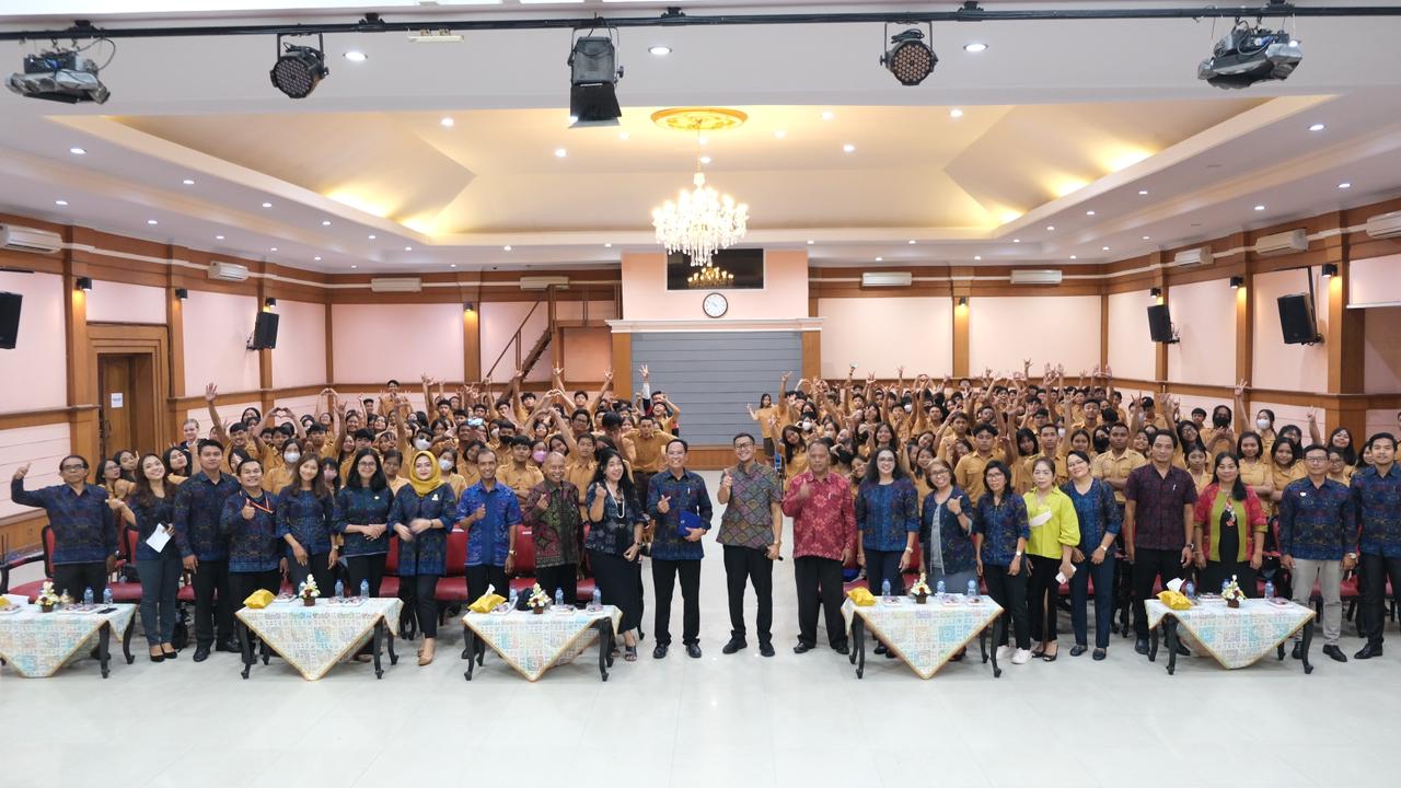 Dalam rangka Kegiataan HUT ke-7 DPC PERADI SAI Denpasar. DPC PERADI Denpasar melakukan Penyuluhan tentang Pengaruh Media Sosial Terhadap Pergaulan Remaja, di SMA Dwijendra Denpasar, tanggal 14 April 2023. Peserta Siswa - Siswi yang mengikuti berjumlah 250 peserta.