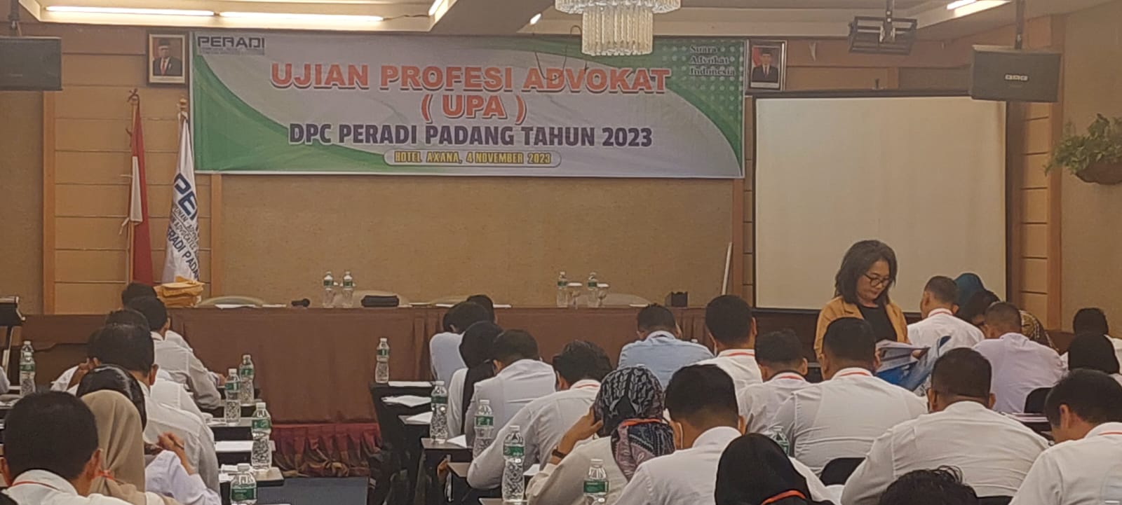 Sabtu, 04 November 2023. DPC PERADI SAI Padang mengadakan Ujian Profesi Advokat (UPA) yang Pelaksanaannya berlokasi di The Axana Hotel, dengan jumlah Peserta yang hadir 71 orang.