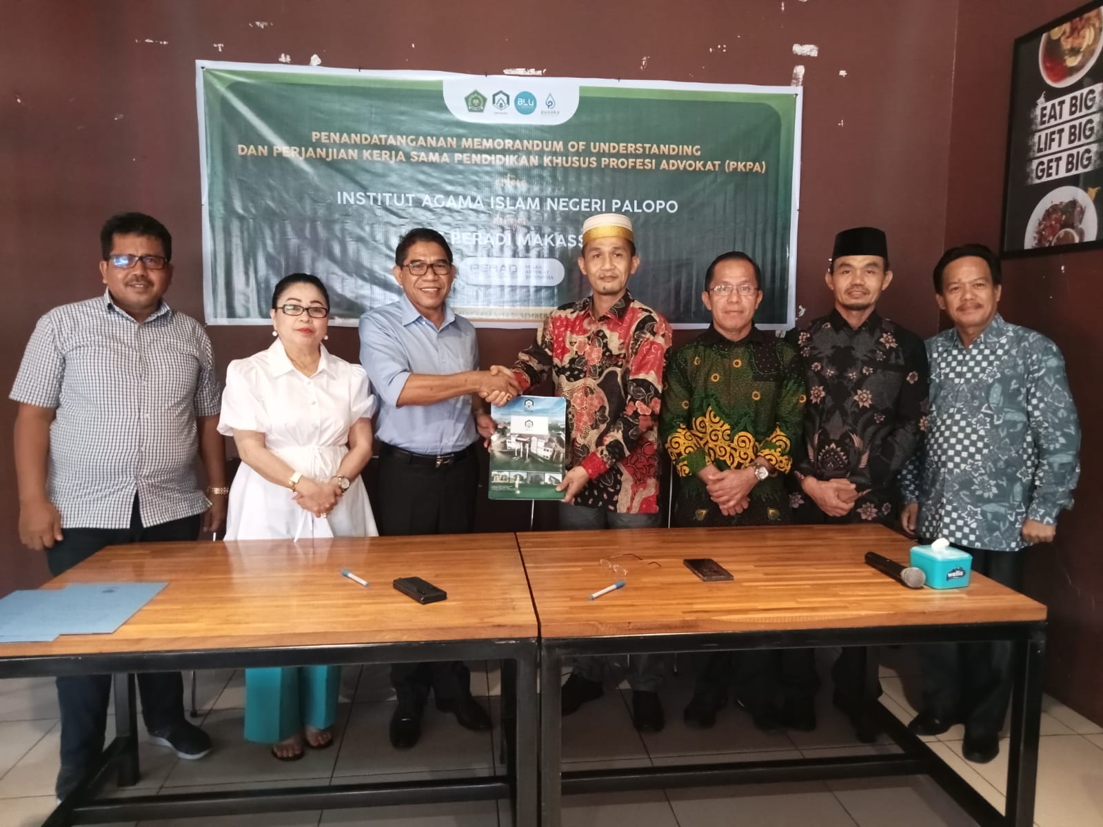 DPC PERADI SAI Makassar telah melakukan penandatanganan MoU kerjasama PKPA dengan (IAIN) Institut Agama Islam Negeri, Palopo yang dilaksanakan pada 14 Desember 2023, di Kampoeng Kuliner Jl. A. P. Pettarani Makassar.