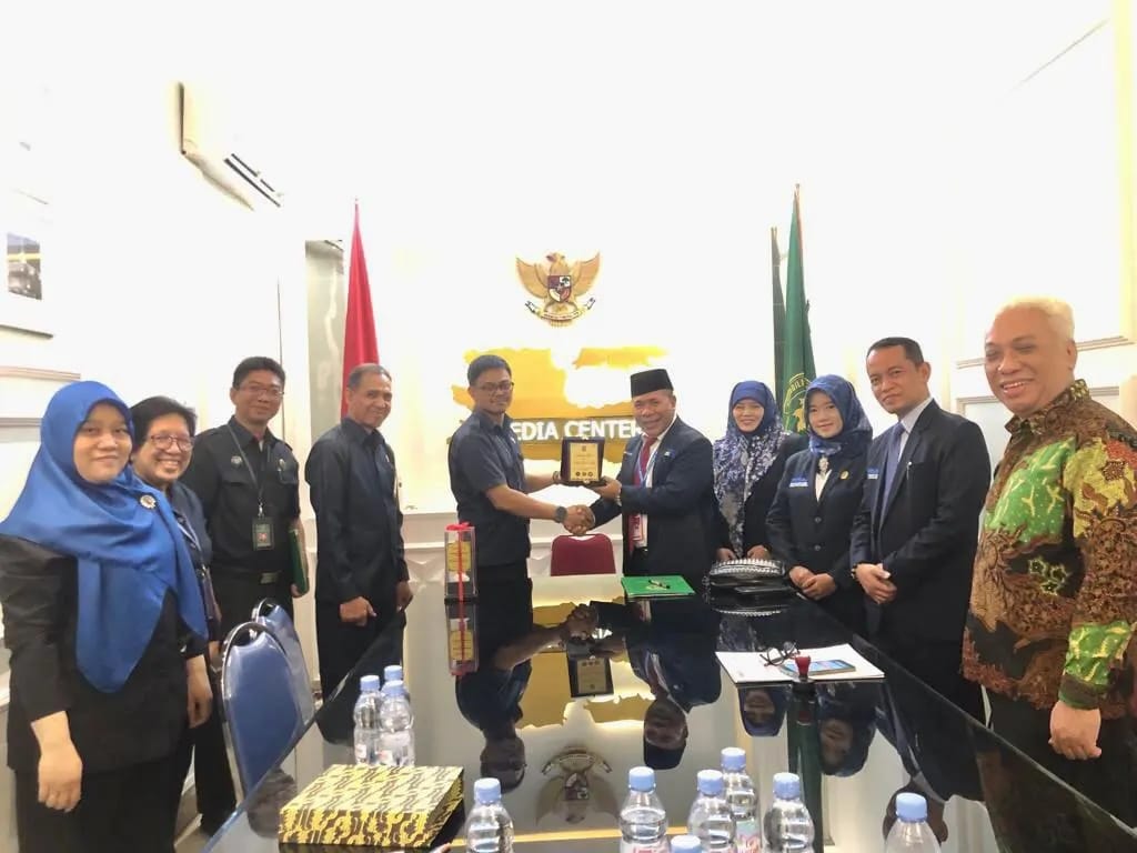 Penandatanganan dan Penyerahan vandel kerjasama antara DPC PERADI SAI Surabaya Raya dengan Posbakum di PTUN Surabaya, pada tanggal 02 Januari 2024