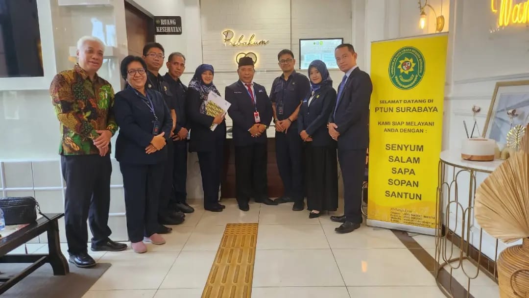 Penandatanganan dan Penyerahan vandel kerjasama antara DPC PERADI SAI Surabaya Raya dengan Posbakum di PTUN Surabaya, pada tanggal 02 Januari 2024