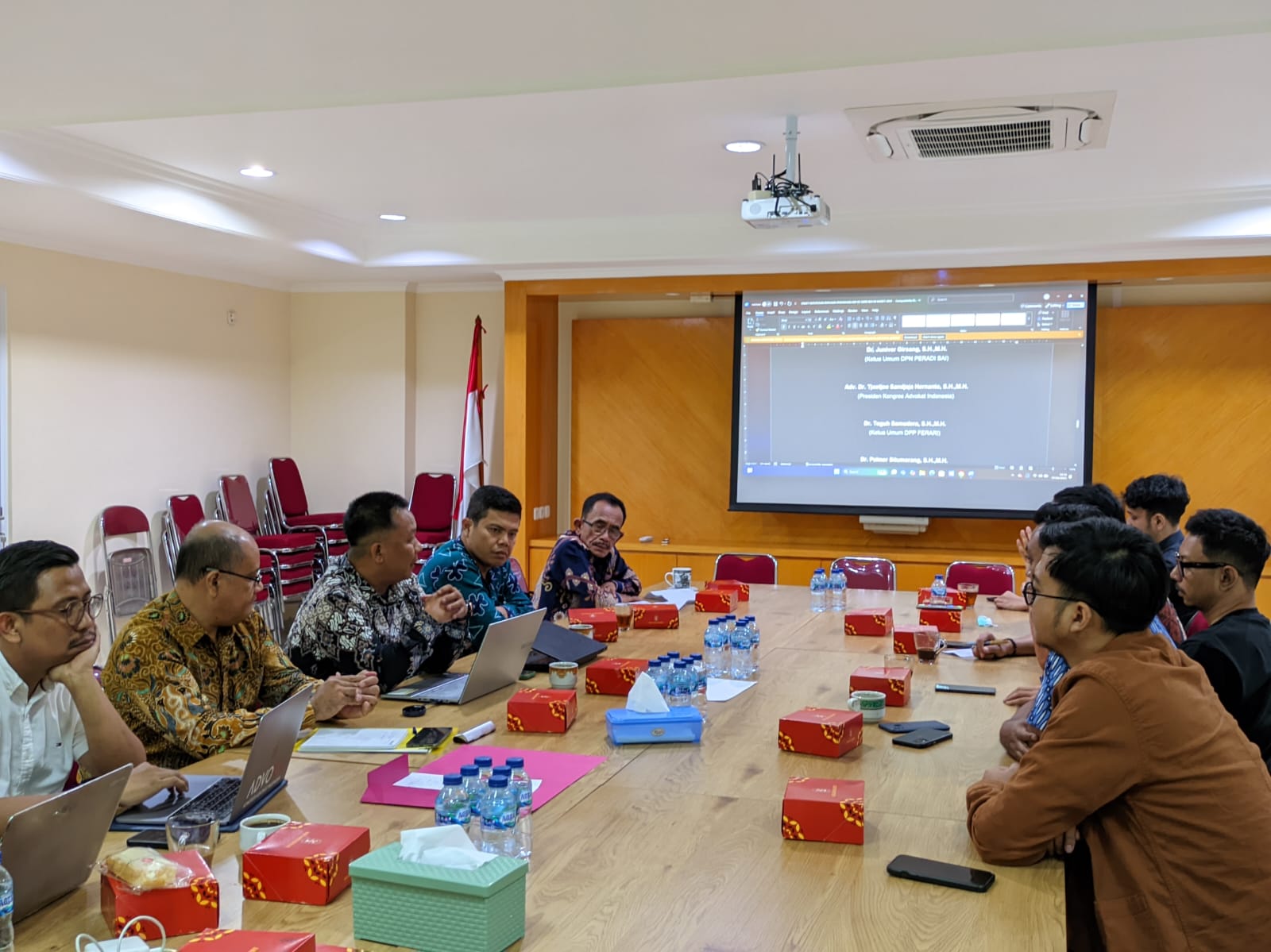 Rapat persiapan pembentukan Dewan Kehormataan Pusat Bersama Organisasi Advokat Indonesia (DKPB OAI), pada Jumat 07 Februari 2025, dihadiri perwakilan dari IKADIN, AAI, FERARI, KAI, PERADI RBA, PERADI SAI.