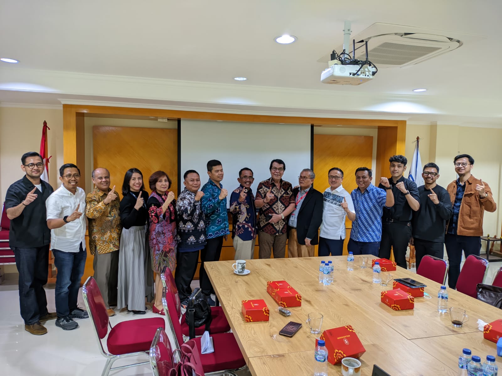 Rapat persiapan pembentukan Dewan Kehormataan Pusat Bersama Organisasi Advokat Indonesia (DKPB OAI), pada Jumat 07 Februari 2025, dihadiri perwakilan dari IKADIN, AAI, FERARI, KAI, PERADI RBA, PERADI SAI.