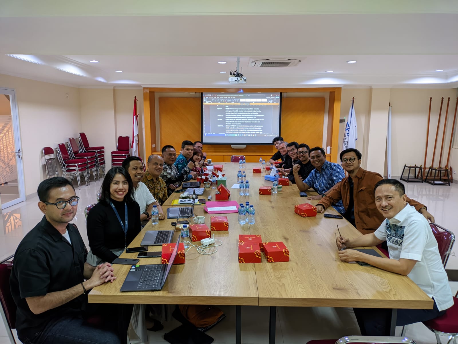 Rapat persiapan pembentukan Dewan Kehormataan Pusat Bersama Organisasi Advokat Indonesia (DKPB OAI), pada Jumat 07 Februari 2025, dihadiri perwakilan dari IKADIN, AAI, FERARI, KAI, PERADI RBA, PERADI SAI.